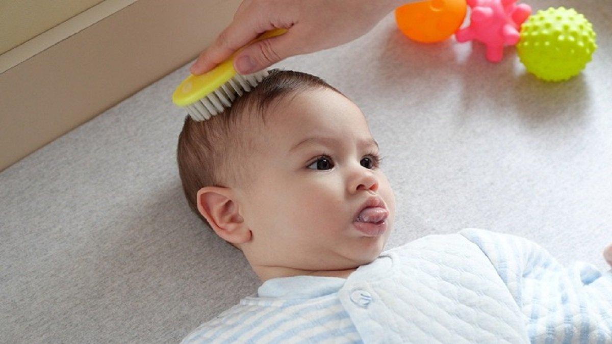 Ilustrasi si kecil menggunakan minyak rambut agar rambut semakin lebat.