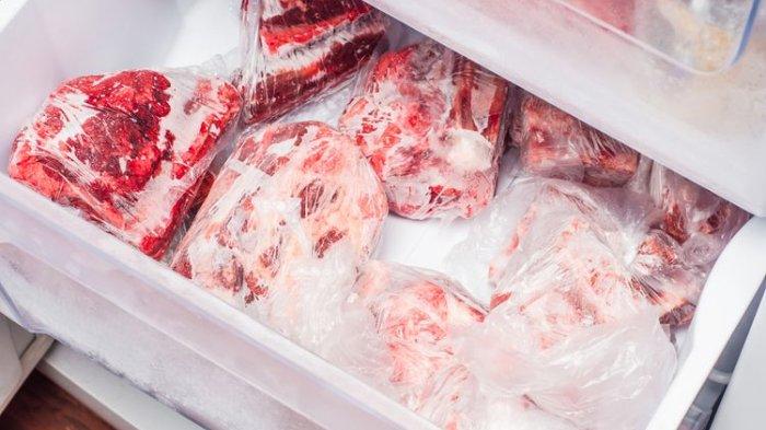 Hindari penyimpanan daging mentah di dalam plastik karena rentan bocor dan memicu munculnya kuman jika menetes.
