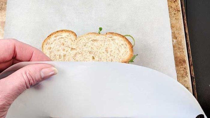 Penyimpanan roti tawar secara asal bisa memicu jamur lebih cepat, gunakan kertas roti khusus jangan kemasan plastik.
