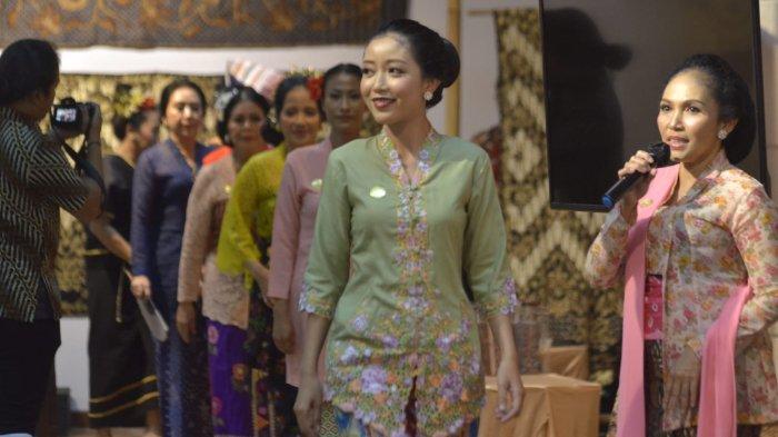 Peragaan kebaya oleh Arsita Craft by Arsita Resmisari.