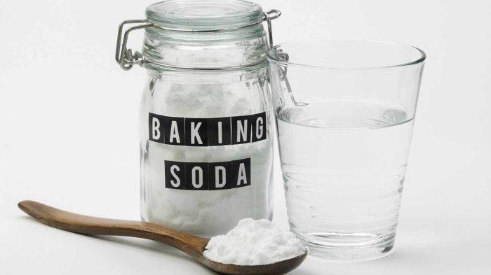 Baking soda bisa bantu serap bau sepatu.