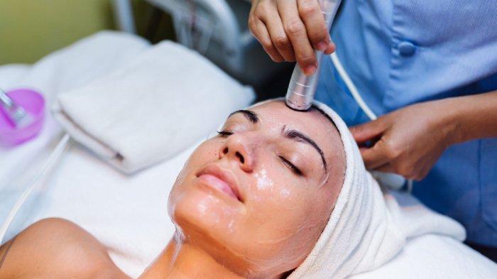 Perawatan Chemical Peeling di klinik kecantikan.