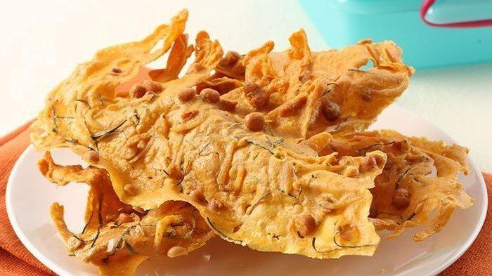 Ikan teri dibuat peyek dan bisa dikonsumsi kapan aja.