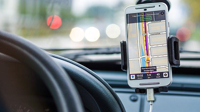 Ilustrasi pemakaian aplikasi Maps oleh pengendara mobil