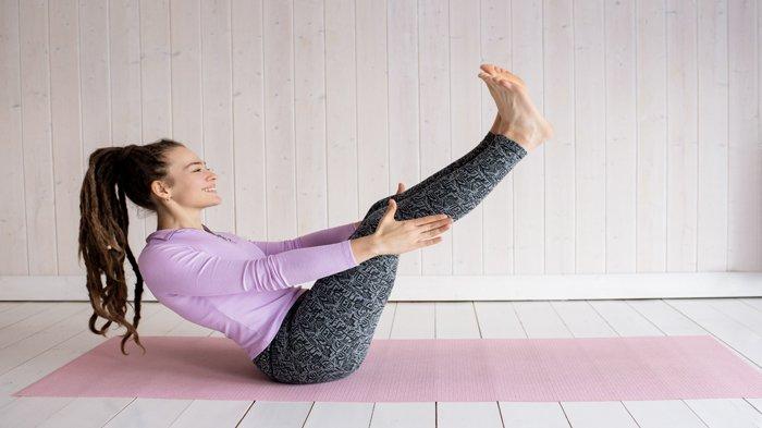 Seorang wanita yang melakukan Pilates