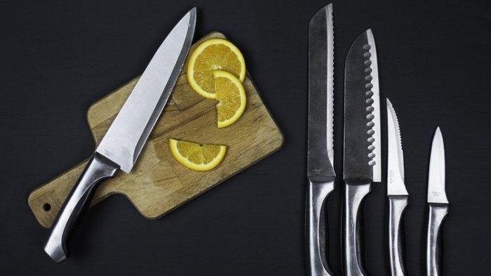 Kamu bisa memanfaatkan pisau lain untuk menajamkan bilah pisaumu yang tumpul.