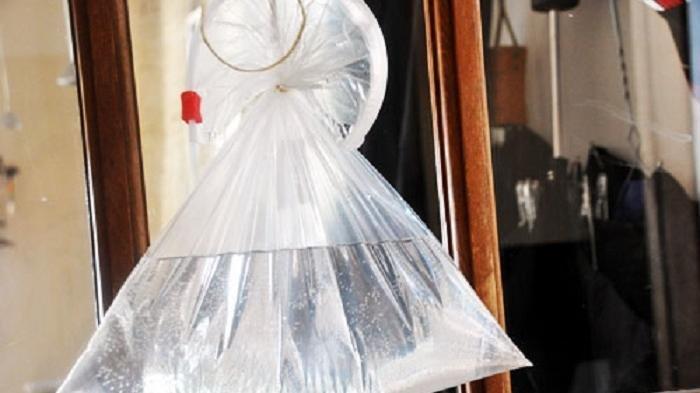 Plastik yang diisi air dan digantung dianggap dapat mengusir keberadaan lalat di rumah.
