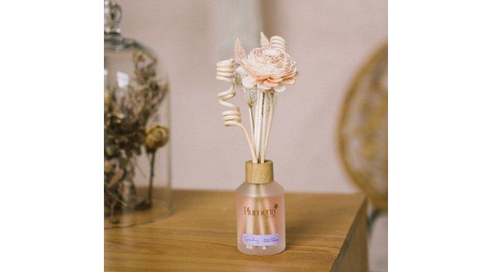 Plumeria Scent Essential Oil Reed Diffuser dibekali dengan stick ulir dan dried flower yang cantik.