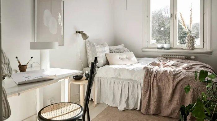 Posisikan tempat tidur di pinggir untuk memperluas ruangan