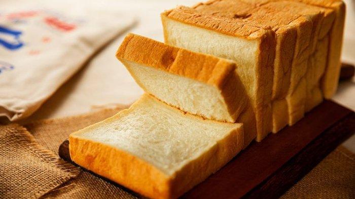 Potong roti tawar secara tepat.