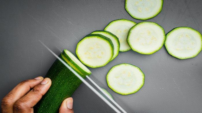 Mentimun bisa kamu gunakan untuk mengatasi bekas luka di kulit.