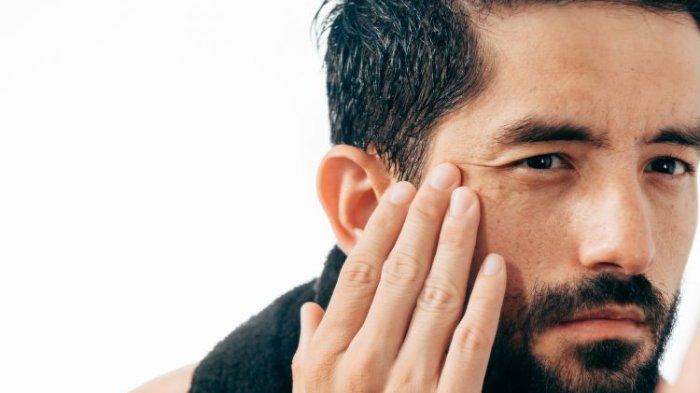 Ilustrasi pria yang memiliki wajah lembap secara maksimal berkat penggunaan facial wash yang tepat.