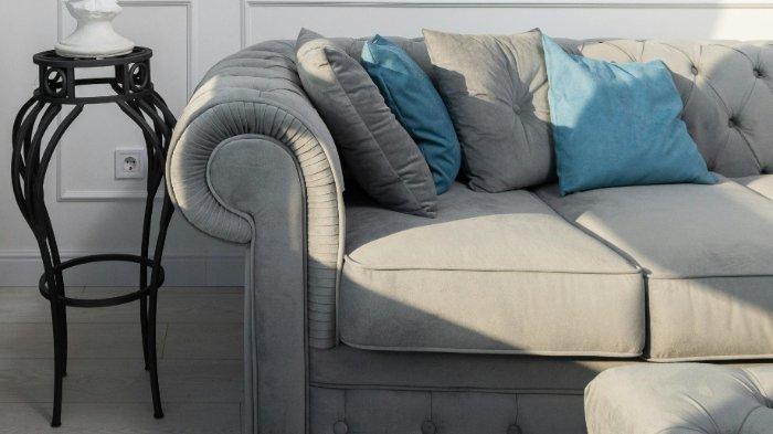 Sofa bau apek bisa diatasi dengan berbagai cara.