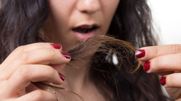 Ilustrasi melakukan uji warna cat rambut di area rambut tertentu