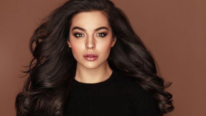 Ilustrasi wanita memiliki rambut lebat.