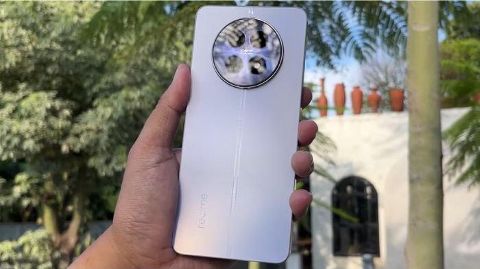 Desain bodi belakang realme 12 5G