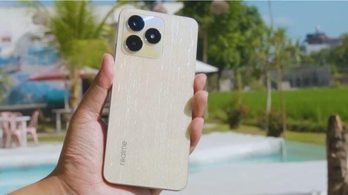 Desain bodi belakang realme C53 yang kini tersedia dalam memori RAM 8 GB dan Storage 256 GB