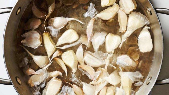 Menyimpan bawang putih bersamaan dengan garam dan cuka bisa membuatnya lebih awet.