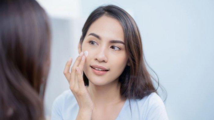 Mengaplikasikan sunscreen sesuai jenis kulit.