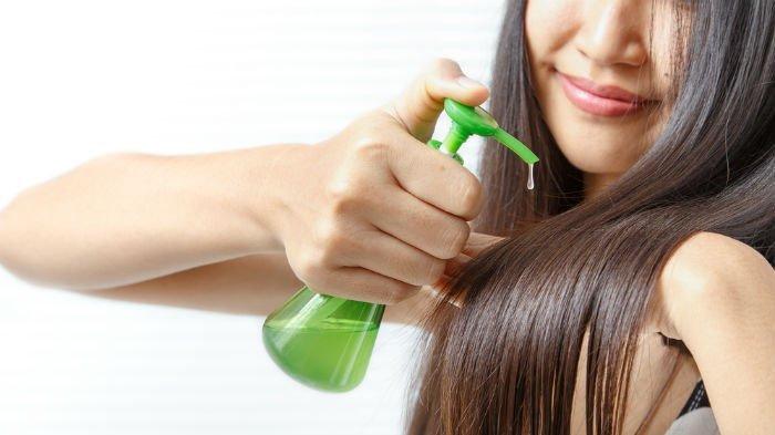 Mengaplikasikan vitamin rambut sebelum menggunakan hair dryer penting untuk kamu lakukan agar rambut tetap terlindungi.