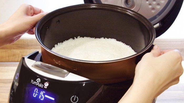 Ilustrasi penggunaan rice cooker digital, pengoperasian praktis dengan panel kontrol
