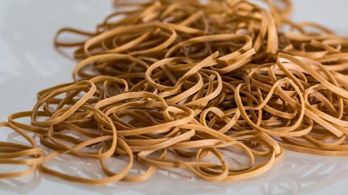 Gunakan karet gelang untuk mengatasi celana dalam yang longgar