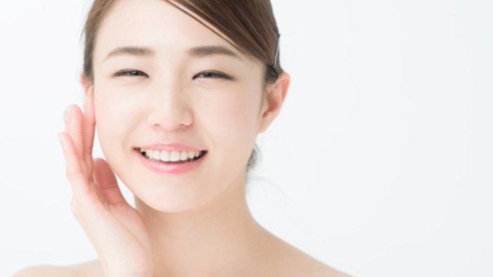 Ilustrasi kulit cerah dengan serum terbaik.