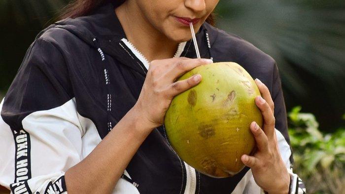 Ilustrasi rutin minum air kelapa