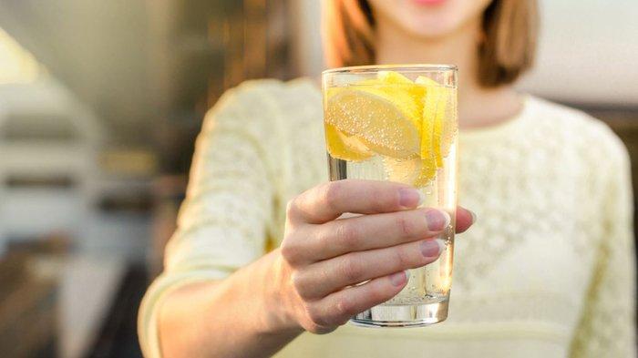 Rutin minum Air lemon dapat membantu mendetoks tubuh.