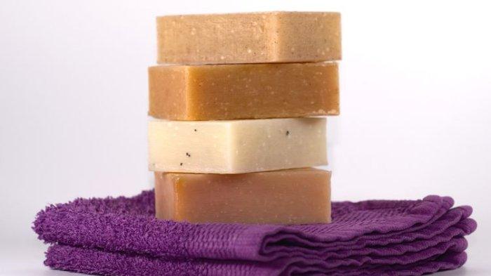 Untuk cegah lembek dan penggunaan bersama, kamu bisa memotong sabun batang menjadi beberapa bagian sebelum digunakan.