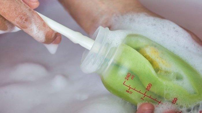 Ilustrasi botol susu bayi yang harus dibersihkan secara tepat.