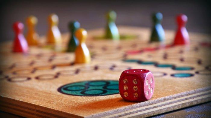 Bermain Sambil Belajar di Rumah, Ini Tips Membuat Permainan Papan