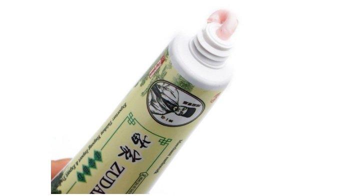 Mengoleskan salep dapat mengurangi bisul di ketiak.