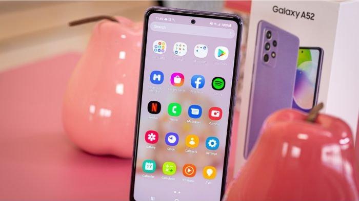 Sisi muka SAMSUNG Galaxy A52 merupakan layar berpanel Super AMOLED yang dihias poni punch hole