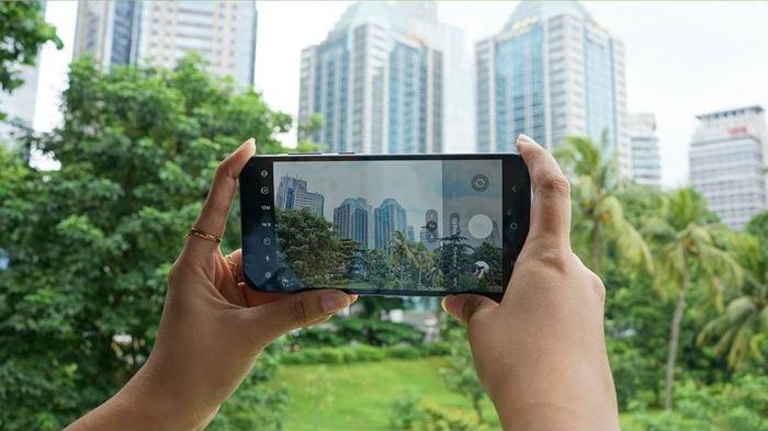 Ilustrasi HP Android SAMSUNG dipakai untuk memotret gambar