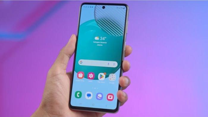 Ilustrasi pengguna HP SAMSUNG sedang memeriksa sejumlah aplikasi di tampilan utama