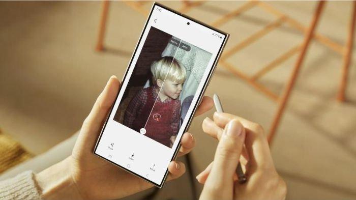 Ilustrasi HP SAMSUNG flagship dengan layar Dynamic AMOLED