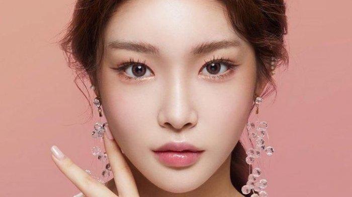 Ilustrasi menunggu face primer sampai meresap baru pakai foundation