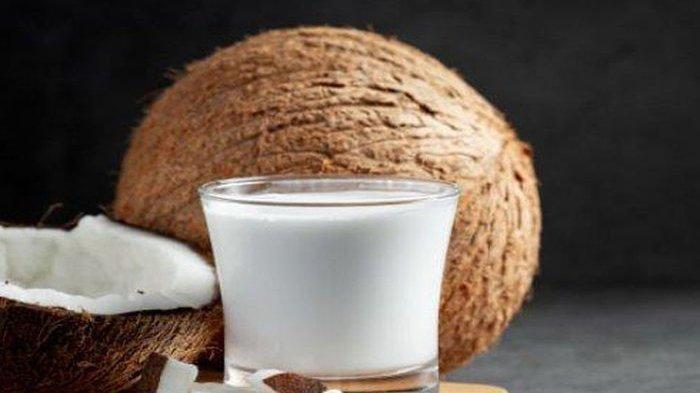Santan kelapa bisa jadi bahan alami mengatasi kerontokan.