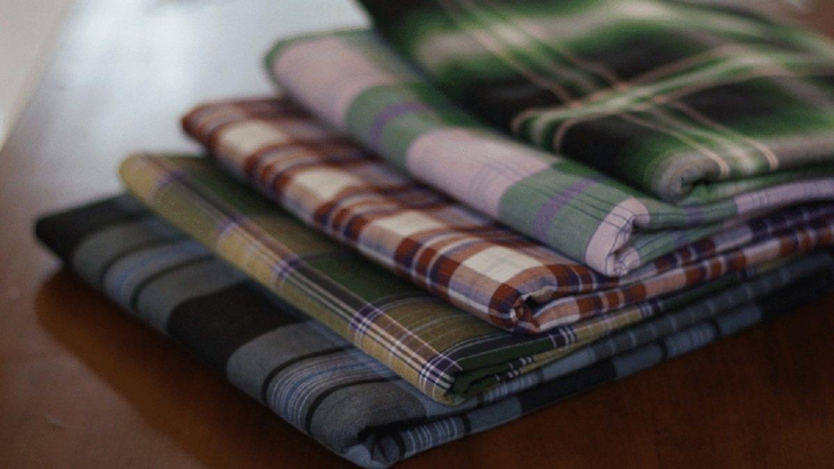 Ilustrasi sarung dengan motif kotak-kotak selalu menjadi incaran.