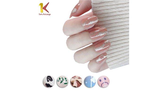 Satu Keluarga Kuku Palsu