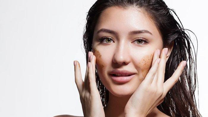 Melakukan eksfoliasi seminggu sekali dapat membantu menjaga kulit wajah remaja terlindungi dengan baik.