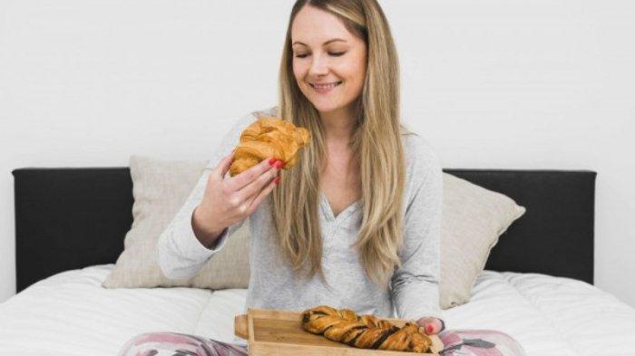 Sebaiknya batasi makan dan minum sebelum tidur untuk mengatasi insomnia.