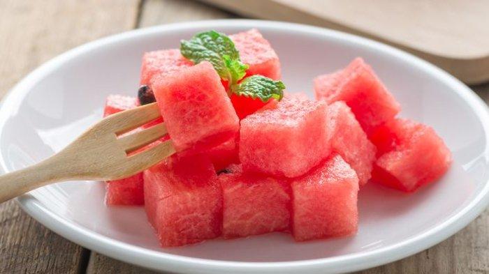 Selain menyimpan di wadah kedap udara, kamu juga bisa membekukan semangka yang sudah dipotong di freezer supaya lebih awet.