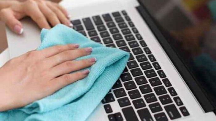Ilustrasi membersihkan bidang keyboard laptop dari tumpukan debu dan kotoran