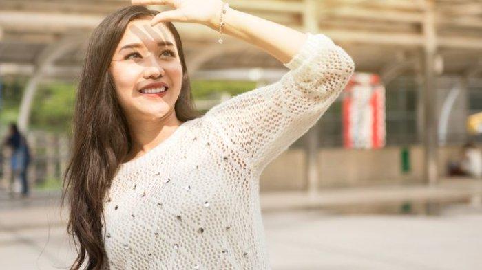Ilustrasi seorang wanita yang beraktivitas tanpa menggunakan smartphone sama sekali