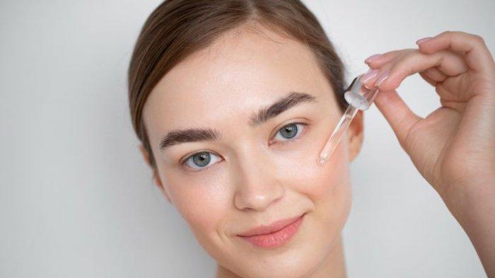 Ilustrasi penggunaan serum retinol bisa meratakan tekstur kulit.