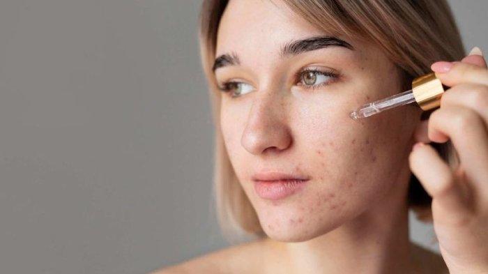 Ilustrasi wanita menggunakan serum wajah.