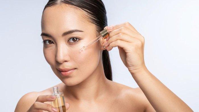 Ilustrasi wanita menggunakan serum wajah.