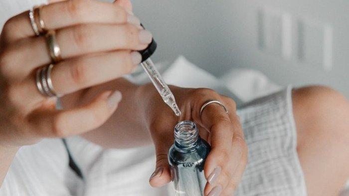 Ilustrasi mengambil produk skincare serum untuk melakukan Patch Test